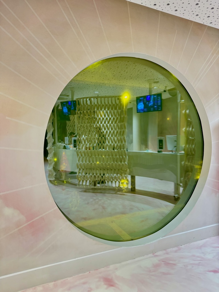 Interieur van HI/LO Coffeeshop - Comfortabele zitplaatsen in een ontspannen sfeer